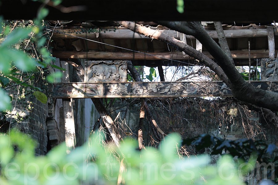 如今仍依稀可見廟宇精緻的雕花。(陳仲明/大紀元)