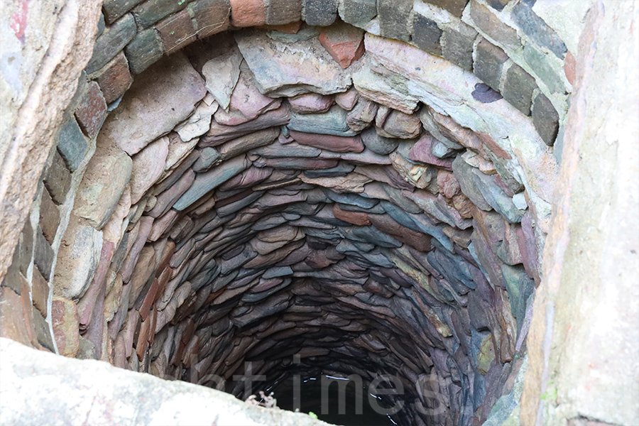 村中的百年古井獨具特色,就地取材,用碎小的彩色石塊堆砌而成,沒有使用任何黏合劑。(陳仲明/大紀元)