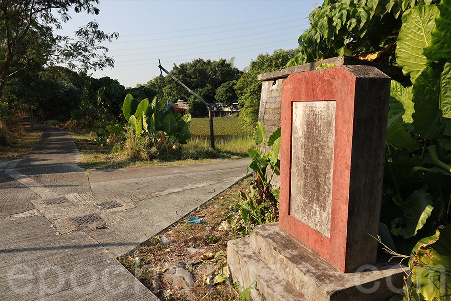 在梧桐河畔還有一個碑石,這是1954年政府在梧桐河維修的梯級形的石壩,以防洪水,立碑為證。(陳仲明/大紀元)