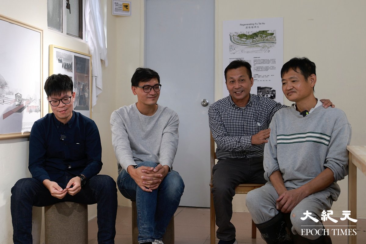 兩年前,路德會社會服務處項目發展主任麥鋒慈(左二)跟隨虎地坳村居民福利會主席廖志協(右二)和村民列安邦(右一)走訪上水虎地坳村時,被村中古蹟吸引,村民故事感動。(陳仲明/大紀元)