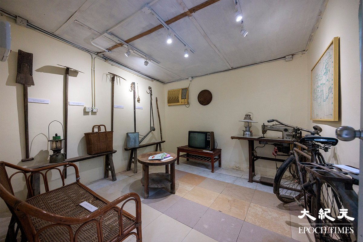 虎地坳故事館展出犂、鍬、耙、叉等農具。(陳仲明/大紀元)
