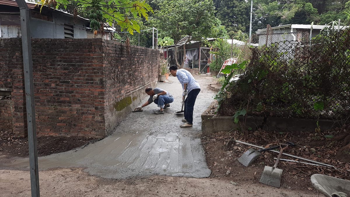 歷經多個月的努力,團隊進行了平整連接古井和主要行人路的路面。(受訪者提供)